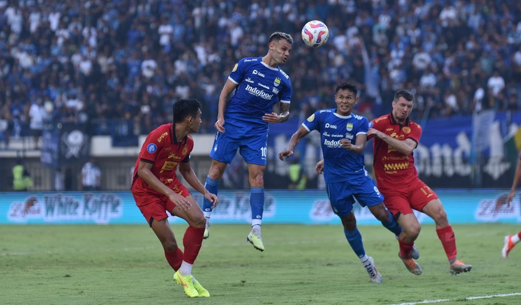 Dua pemain Persib, Tryronne Del Pino dan Dimas Drajad dibayangi pemain Persija di Stadion Si Jalak Harupat Kabupaten Bandung, Senin (23/9/2024). Foto: Persib