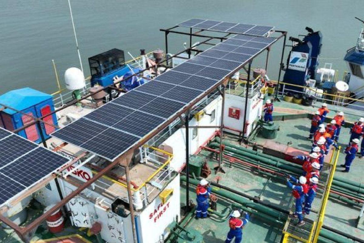 Pertamina gunakan panel surya di kapal minyak Kepada dekarbonisasi