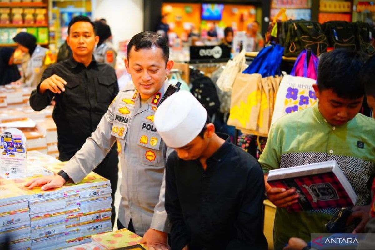 Polres Bogor ajak 80 anak yatim belanja perlengkapan sekolah
