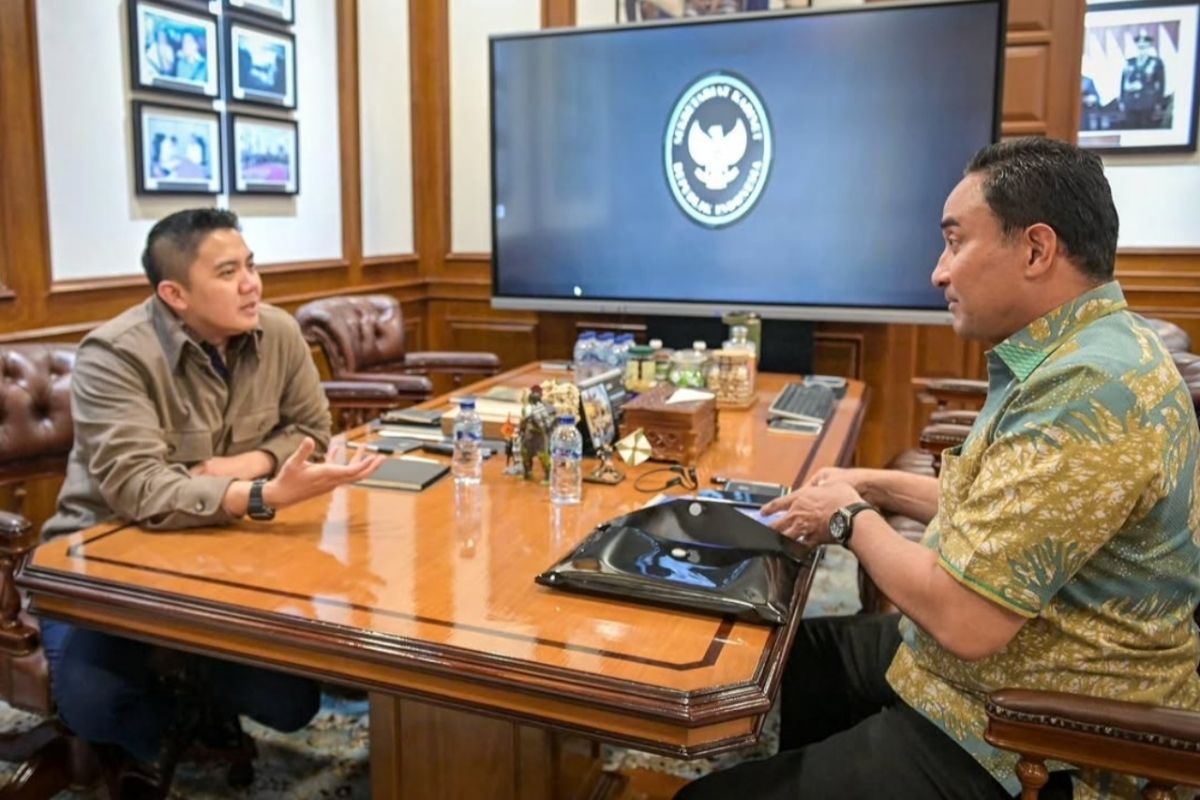 Sabtu dini hari, Teddy dan Kepala BNN diskusi peredaran gelap narkoba