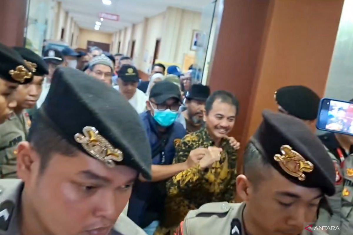 Roy Suryo dan Tifa keluar dari RS Polri, langsung dibawa ke Polda