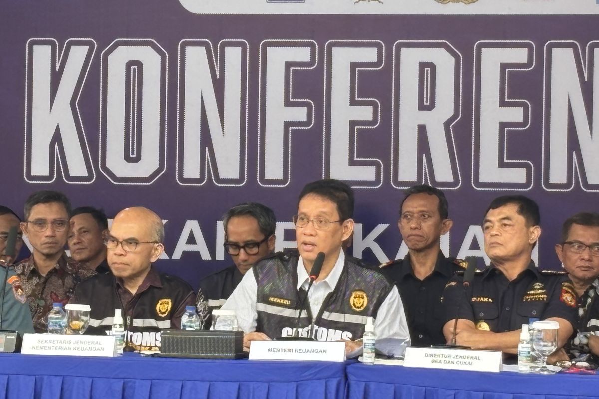 Pemerintah mengamankan 43 kontainer penyelundupan baju bekas