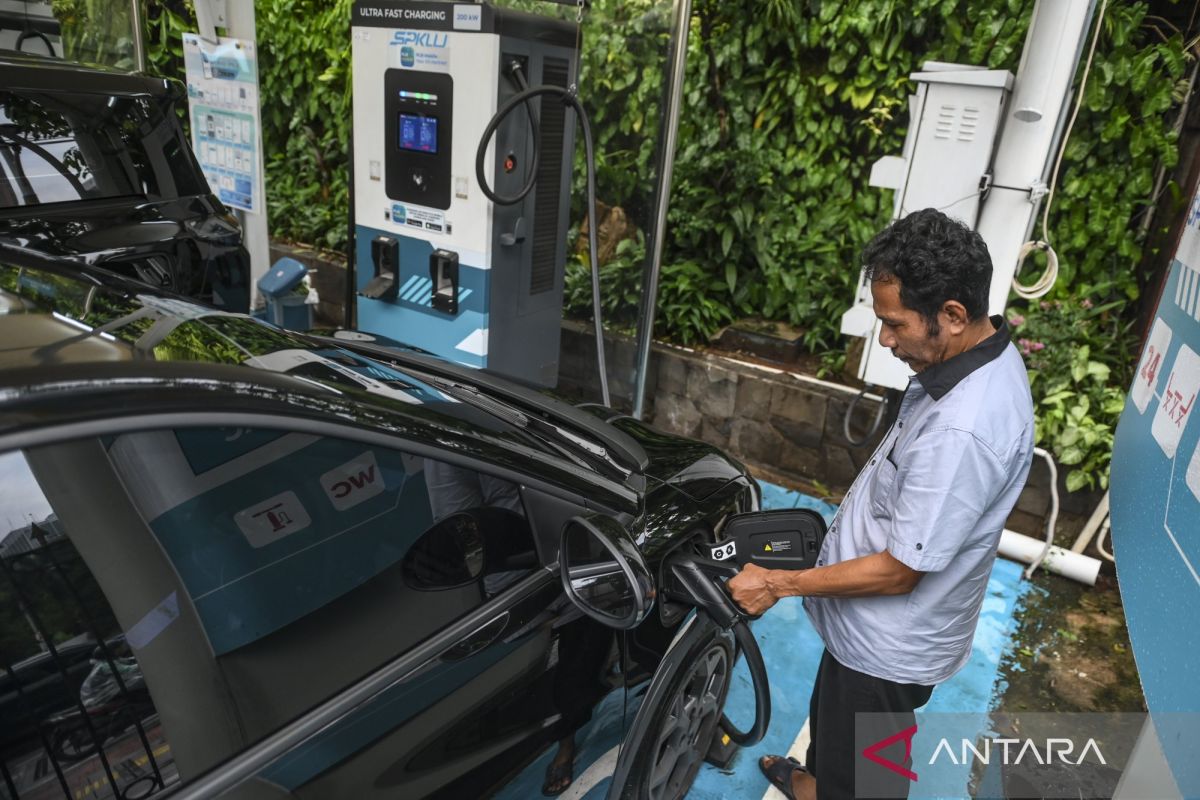Menko Airlangga: Insentif kendaraan listrik masih dievaluasi