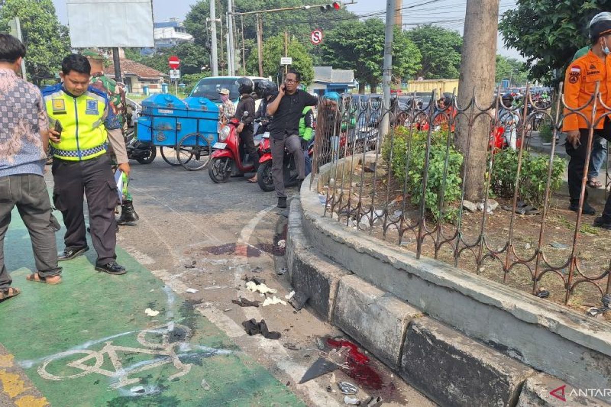 Truk diduga rem blong tabrak belasan motor di Simpang Unisma Bekasi