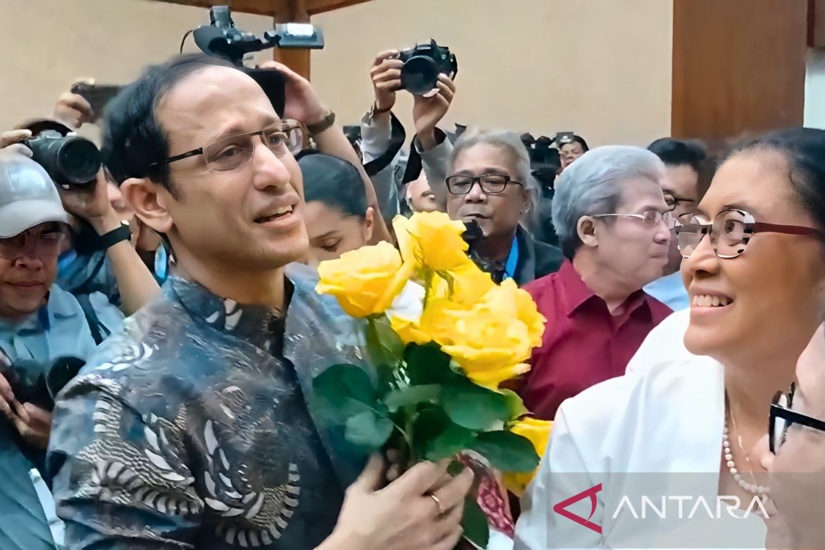 Pendukung-sopir ojol beri mawar kuning ke Nadiem jelang sidang vonis