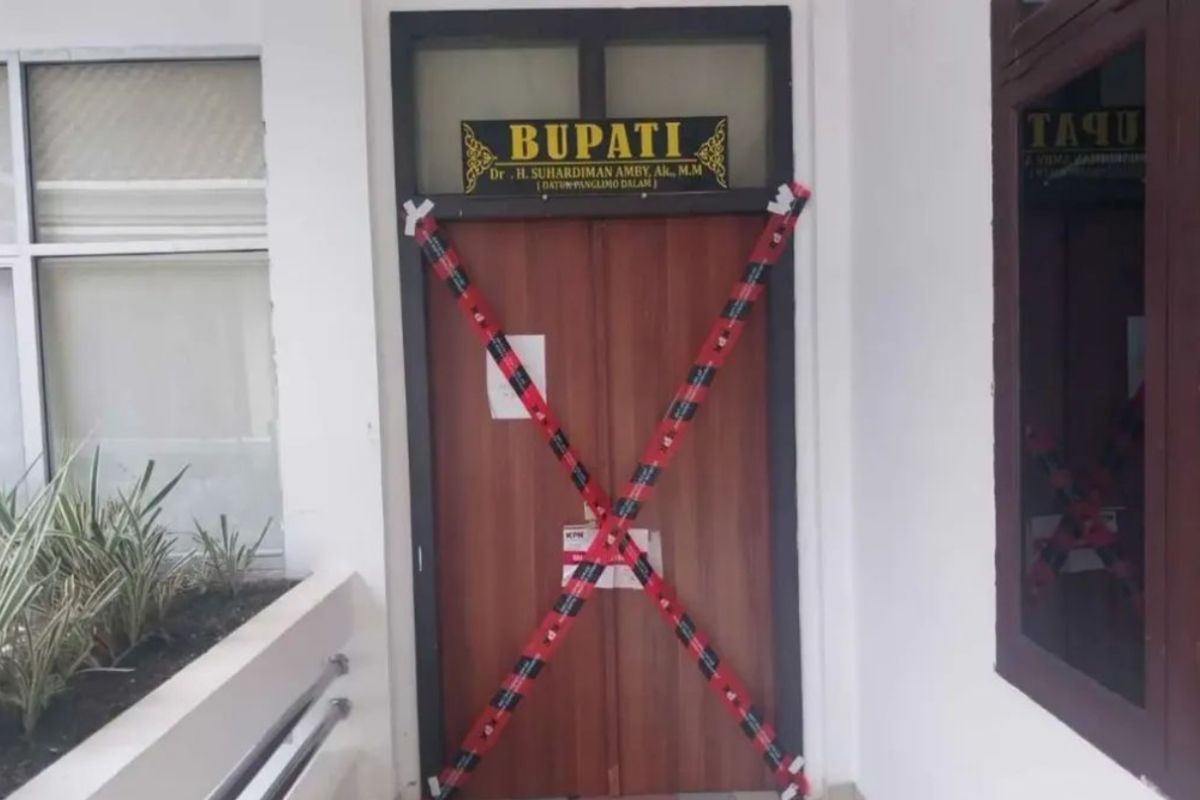 Plt Bupati Kuansing Riau tetap bekerja meskipun ruangan disegel KPK
