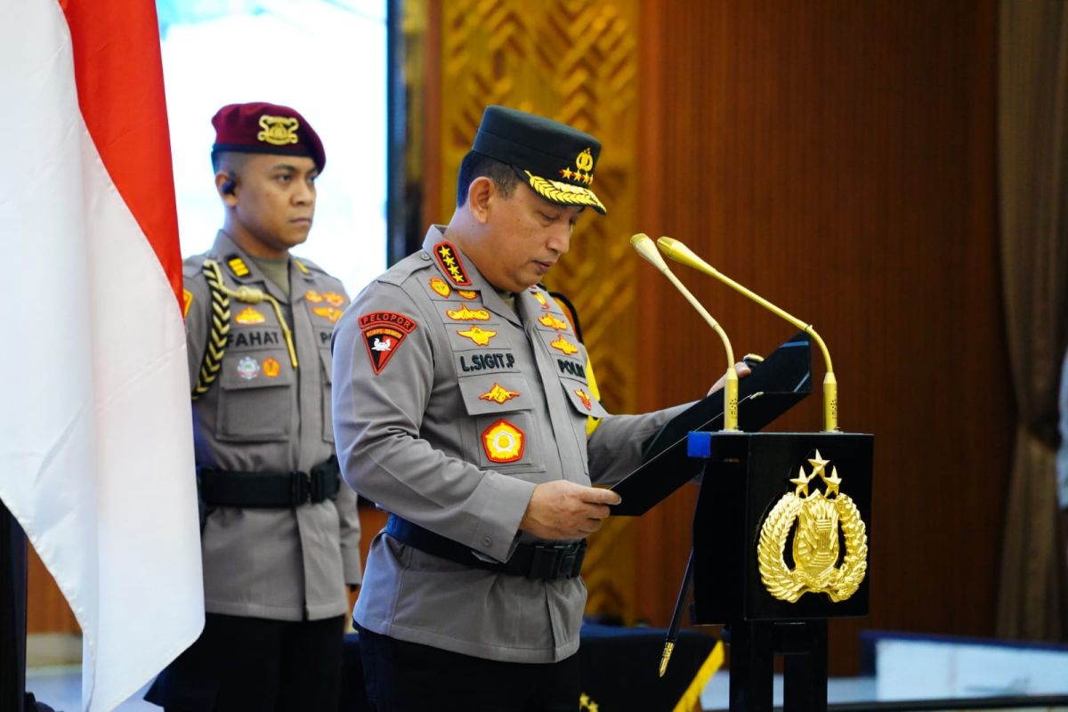 Kapolri lantik dua pejabat Mabes Polri dan enam Kapolda baru