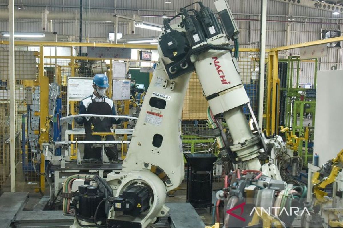 Ekonom: Penurunan PMI jadi momentum perkuat industri nasional