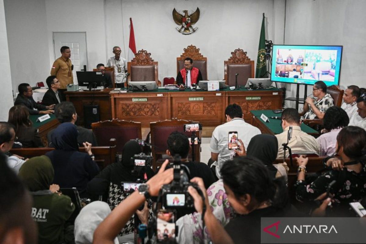 Kemarin, praperadilan Roy Suryo hingga tiga polisi gugur di Katingan