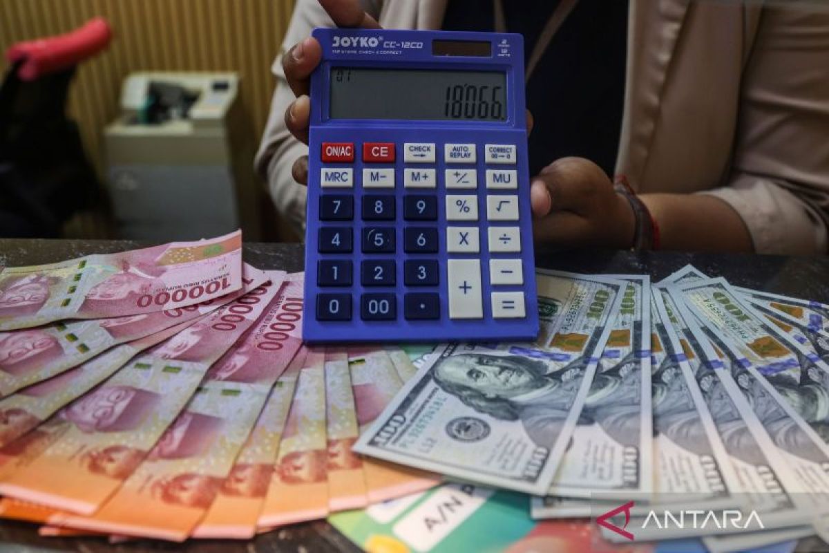 Rupiah pada Jumat pagi menguat jadi Rp18.065 per dolar AS