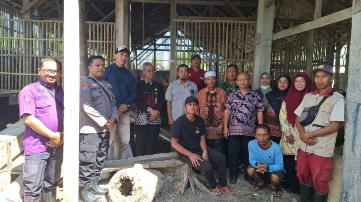 Kolaborasi Penyaluran Bantuan Ayam Petelur Oleh Disnakan kejaksaan dan 3 pilar (Kepala desa, Babinsa dan Babinkamtibmas), Kamis (9/7/2026) (Doni/GOnews.id)