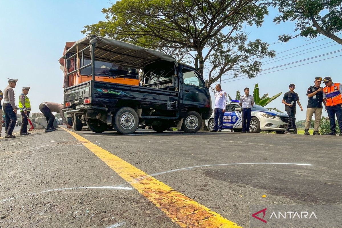 Tim TAA Polda Jabar olah TKP usut penyebab kecelakaan di Indramayu