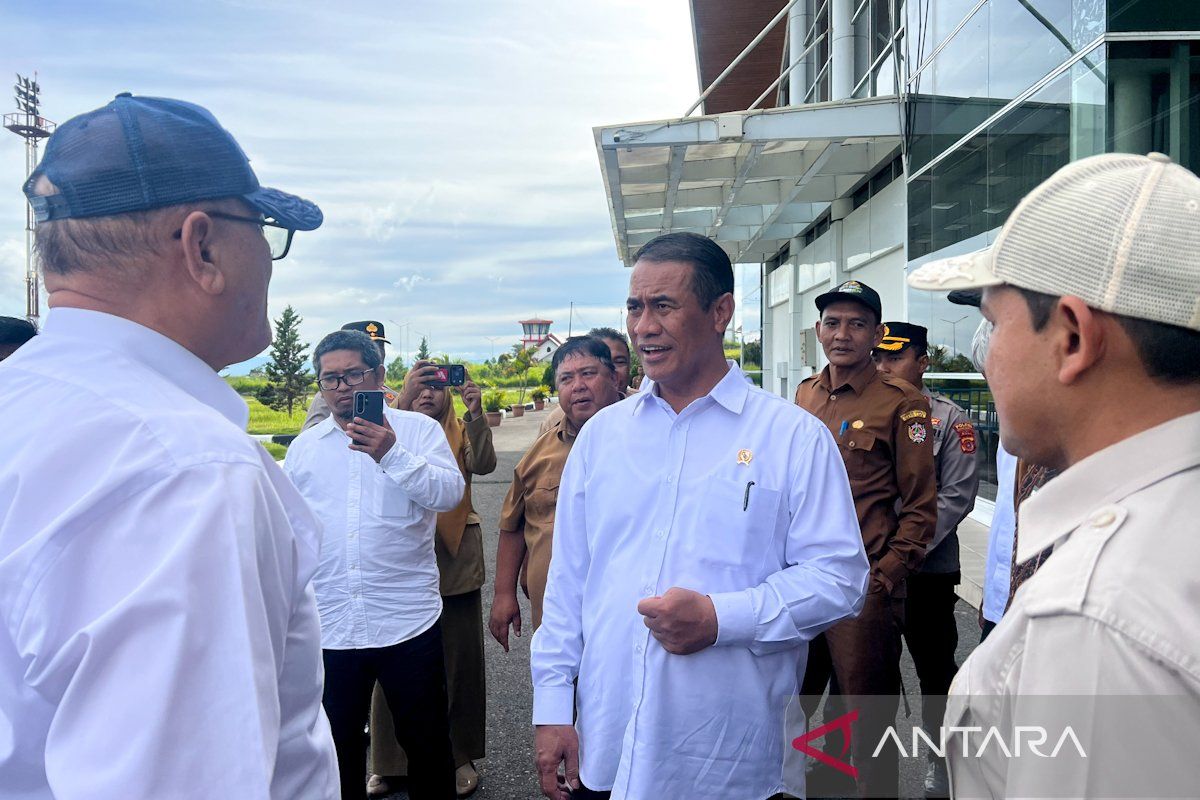 Mentan serahkan Rp1 miliar untuk perbaikan masjid di Bener Meriah Aceh