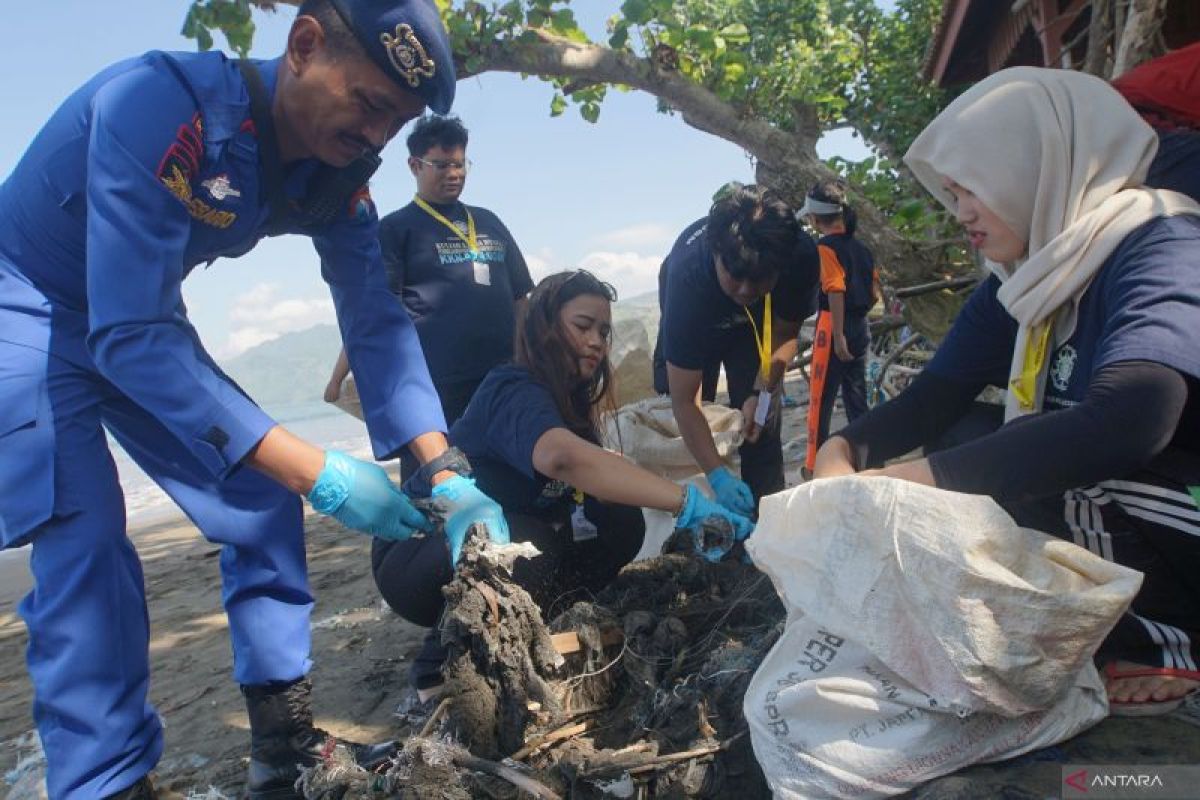 WALHI: Popok sekali pakai dominasi sampah Pantai Sidem Tulungagung