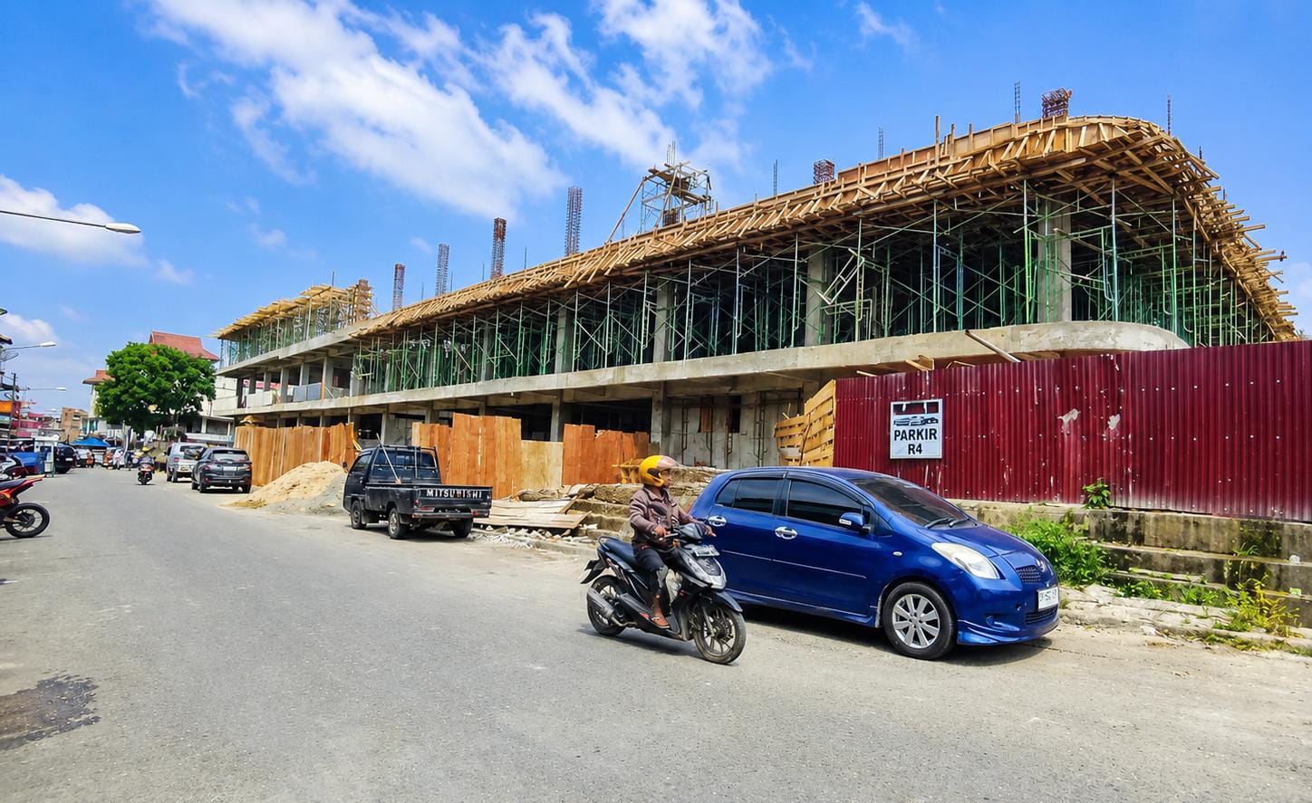 Kondisi terkini pembangunan Pasar Beringin Jaya Kota Sungai Penuh yang telah mendekati 70 persen. Pasar modern tiga lantai ini diproyeksikan menjadi pusat perdagangan baru dan penggerak ekonomi masyarakat.