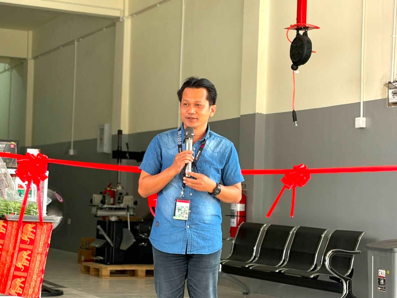 Keterangan Foto : Ignatius Nindyatama selaku Technical Service Manager Astra Motor Kalimantan Timur 2 saat menyampaikan sambutannya dalam prosesi peresmian AHASS Sukses Perkasa Abadi yang telah dilaksanakan pada Selasa (21/07) kemarin.