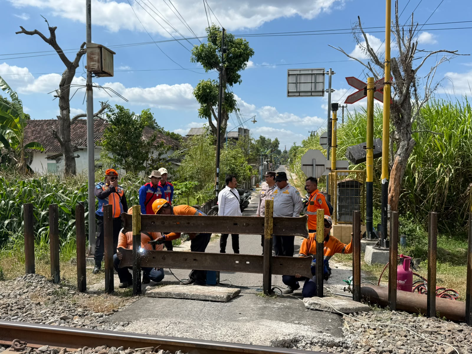 KAI Daop 7 Madiun menutup perlintasan liar di Kediri sebagai langkah meningkatkan keselamatan perjalanan kereta api usai insiden Commuter Line Dhoho.